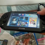 9成新psv2000，送三個(gè)游戲，原裝充電器，買來沒玩多長(zhǎng)時(shí)